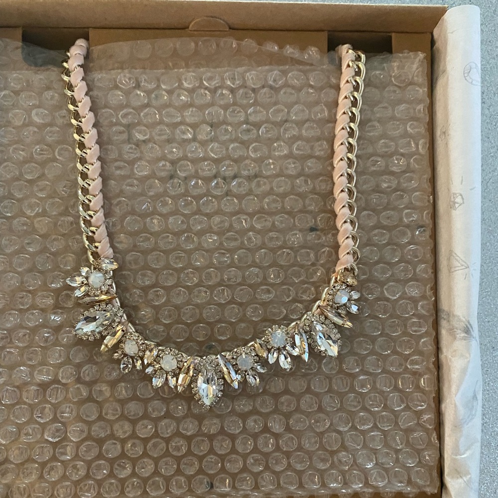 Beautiful Chloe and Isabel collar necklace